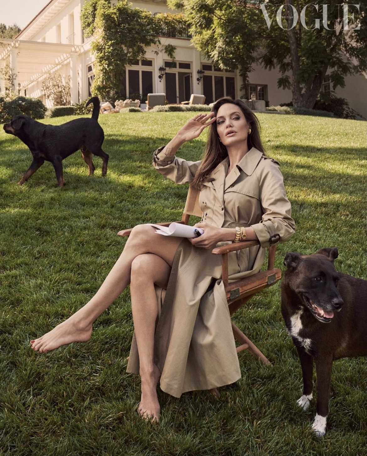 U50 vẫn đẹp thanh tao như Angelina Jolie nhờ 3 gam màu kinh điển: trắng – be – xám