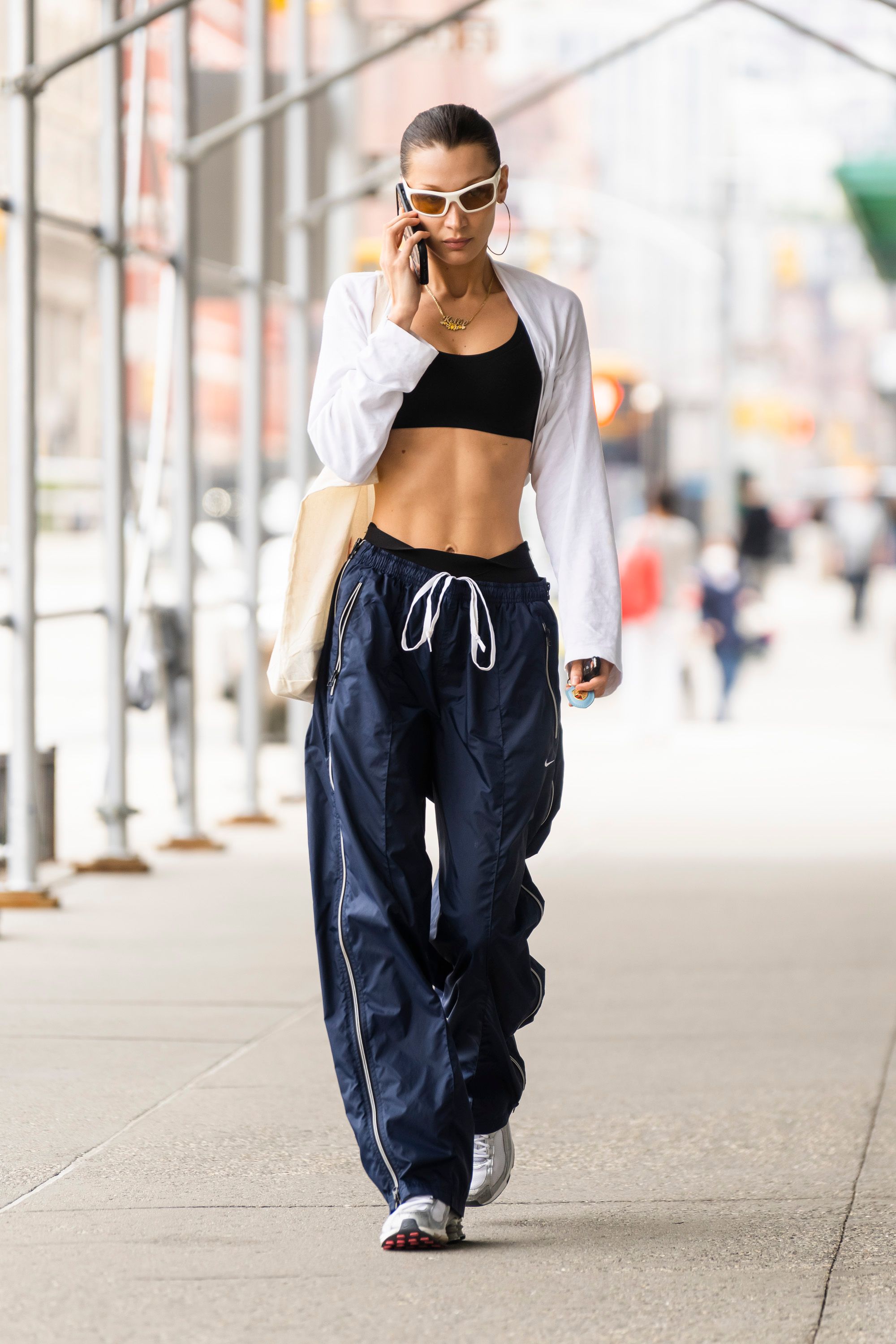 phối áo ngực cùng quần jogger