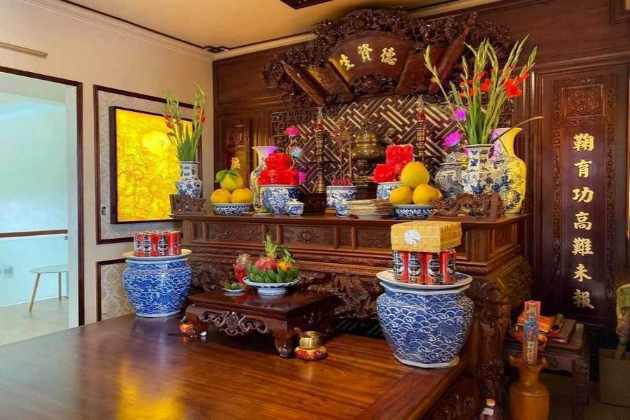 Tại sao các nhà thờ hay bàn thờ tổ tiên lớn lại hay có lục bình Bát Tràng ?