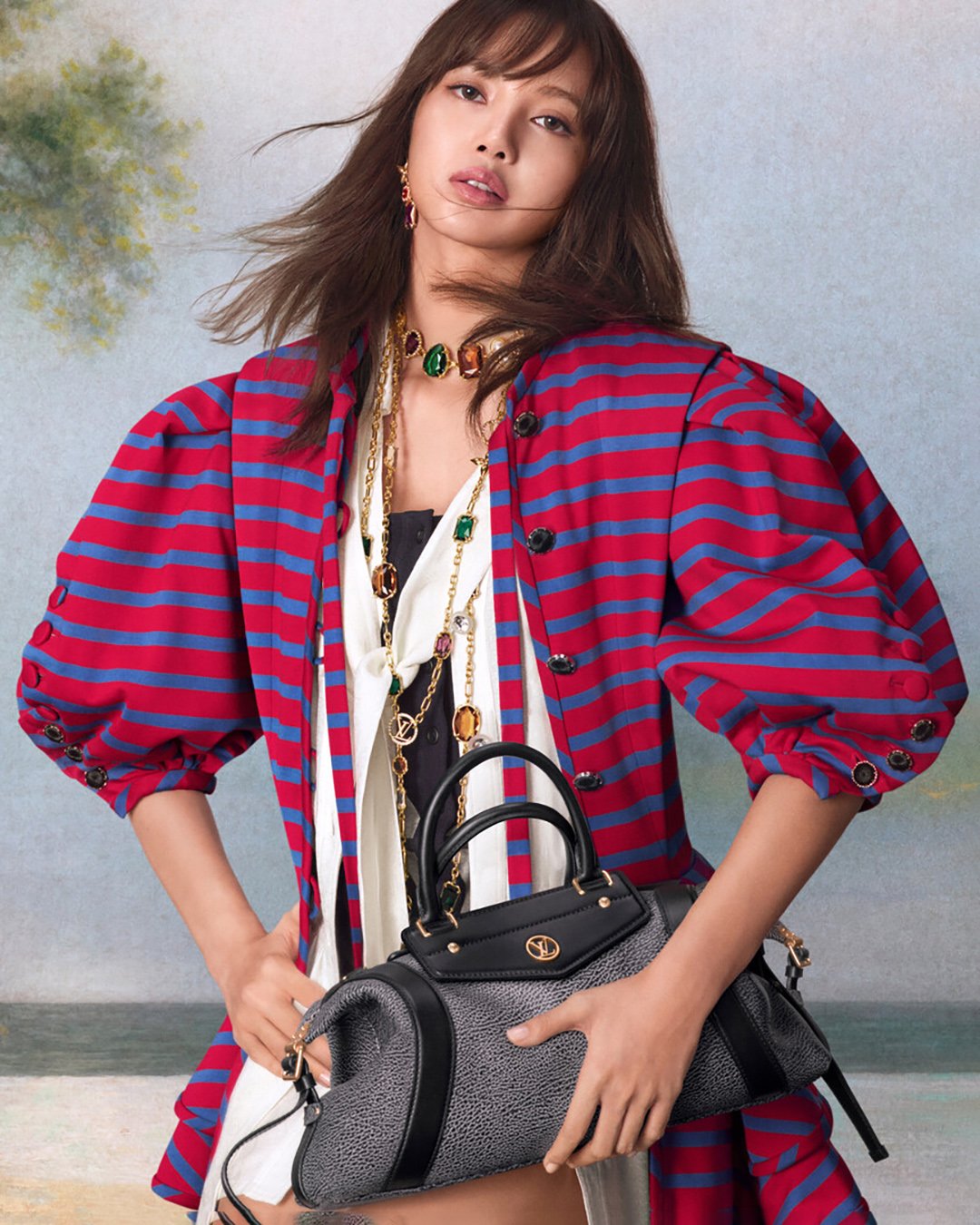 Lisa LV Campaign với áo họa tiết kẻ sọc