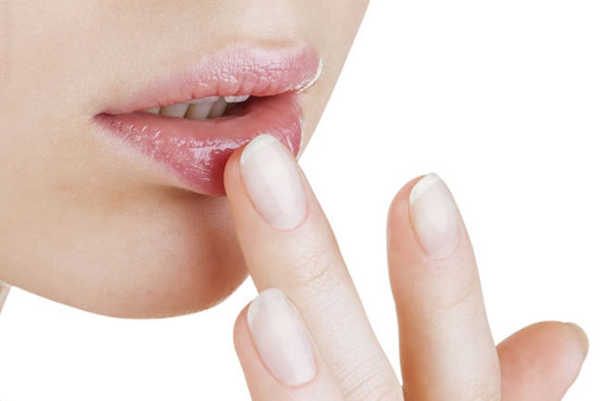 Dưỡng môi khô đơn giản tại nhà