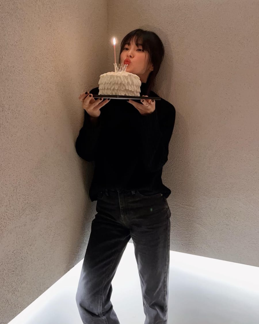 Quần denim đen kết hợp áo cùng tông tạo nên bộ trang phục all-black hiện đại và sang chảnh