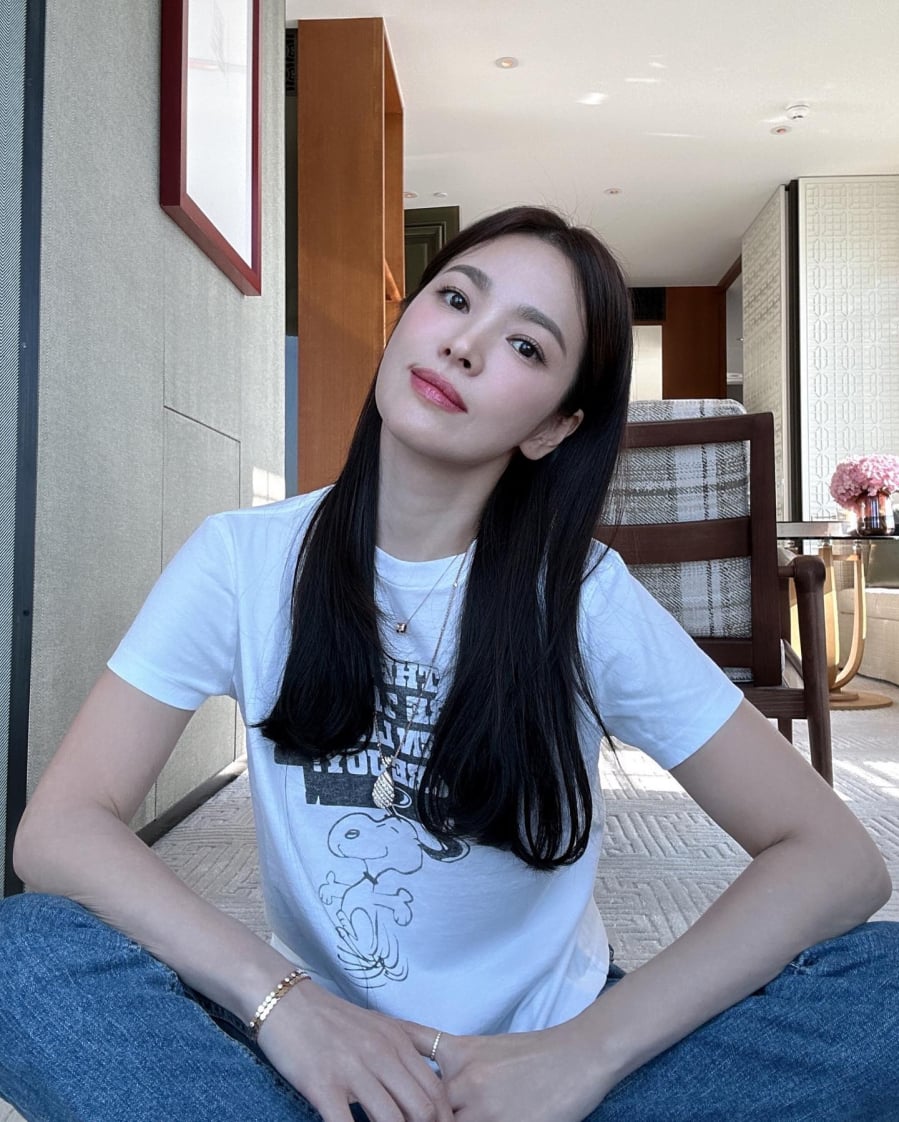 Chỉ với áo thun trắng họa tiết và quần jeans xanh, hiệu ứng trẻ trung gần như được nhân đôi