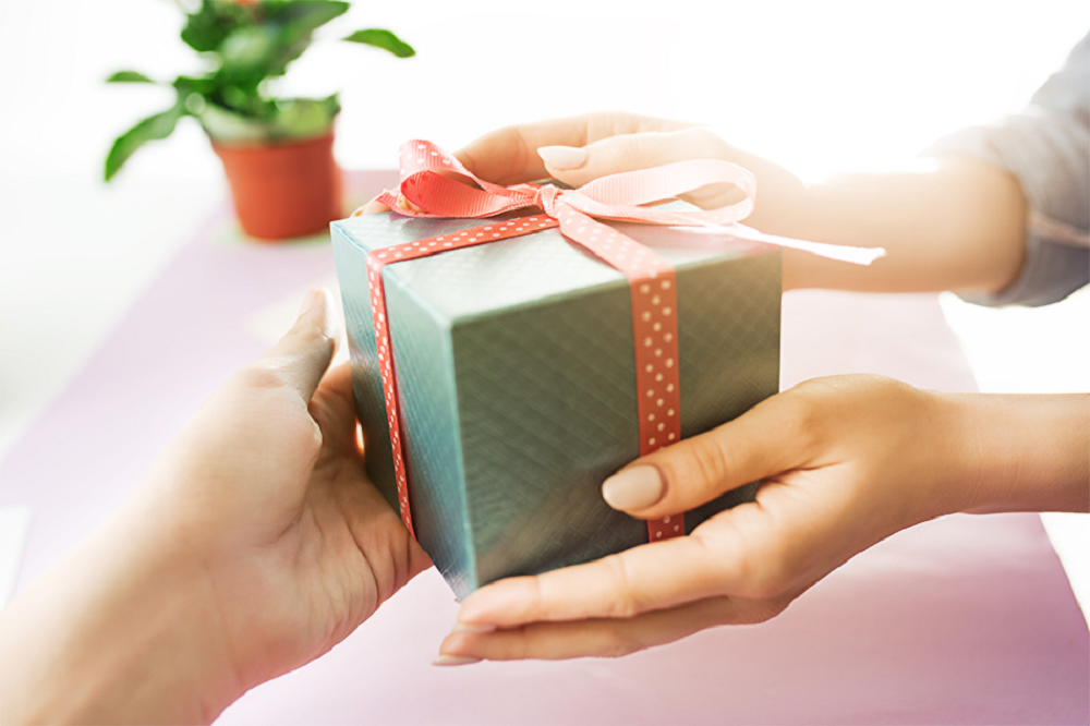 Nghệ thuật siêu đỉnh tặng quà khách hàng
