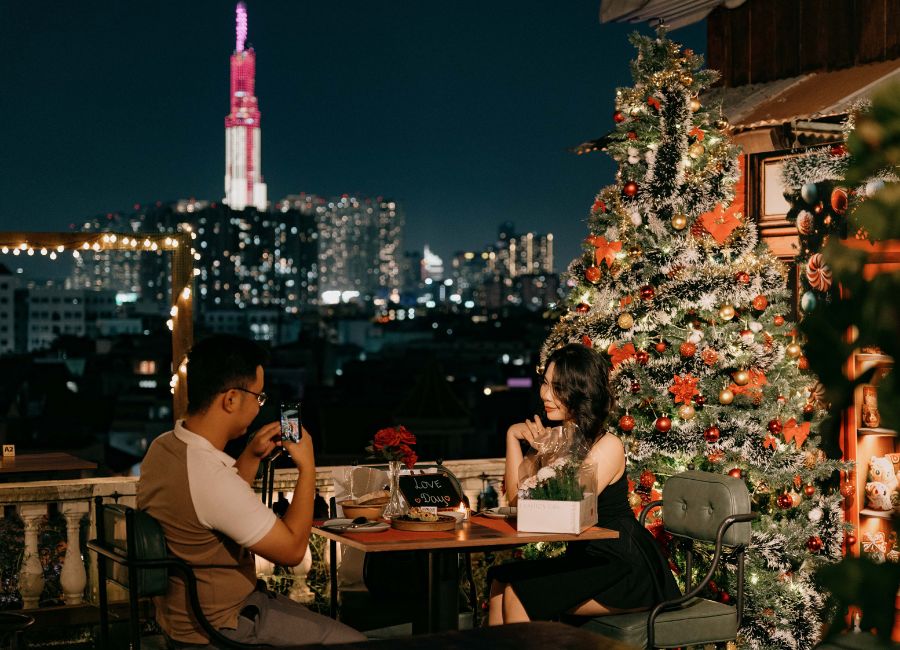 Check - in ngay 8 quán rooftop trang trí Noel đẹp tại Sài Gòn - 1 phút Sài  Gòn