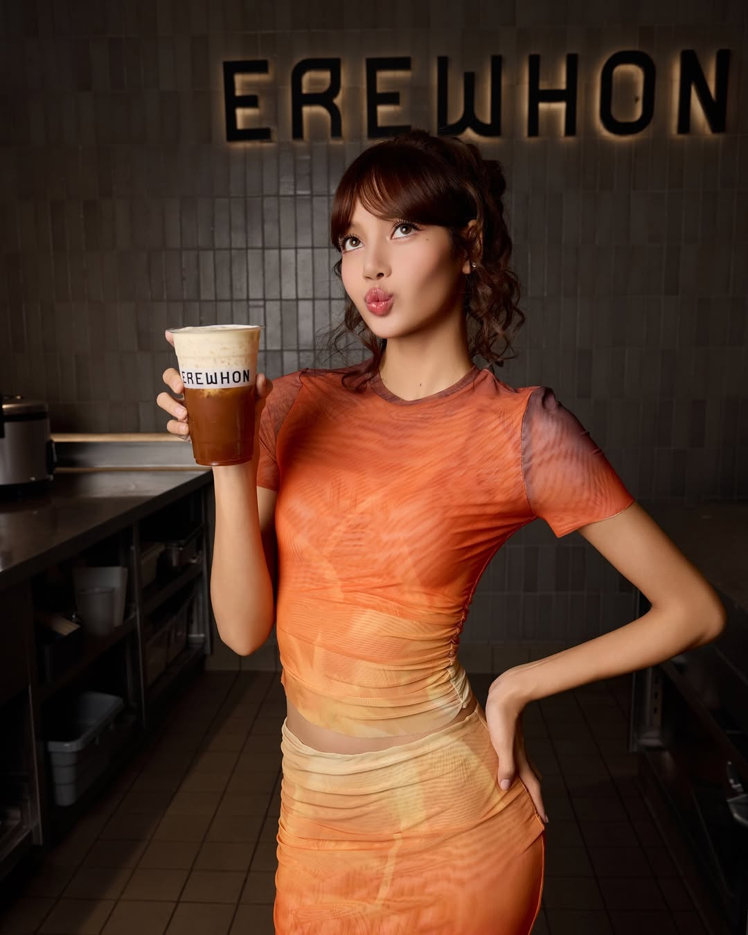 Lisa diện đầm loan màu