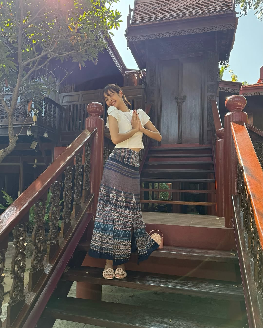 trang phục vụ lisa