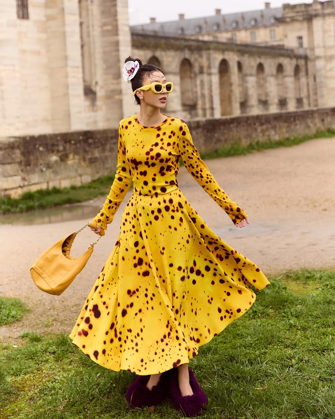 Quỳnh Anh Shyn diện họa tiết chấm bi tại show loewe